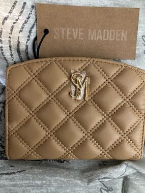 STEVE MADDEN NWT Quilted Tan Zip Wallet with Goldtone SM Logo